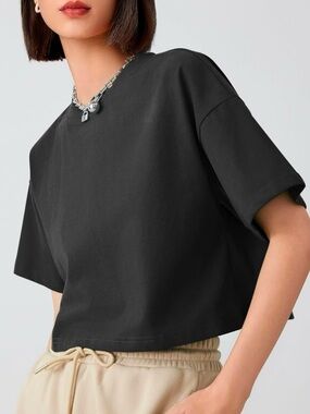 Black oversized cropped tee
